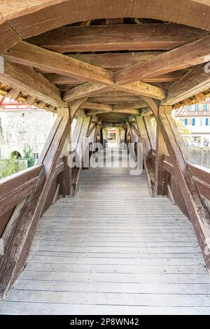 Alte Holz- und Dachbrücke über den kleinen Fluss Stockfoto