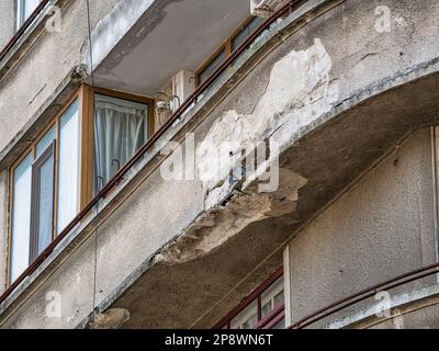 Nahaufnahme mit einem abgenutzten Balkongebäude in der Altstadt von Bukarest. Stockfoto