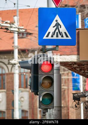 Ampel gegen blauen Himmel, rot. Stockfoto