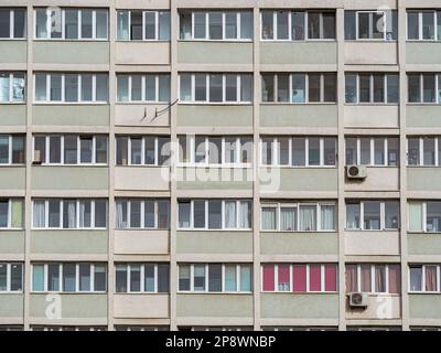 Neues, renoviertes altes kommunistisches Apartmentgebäude. Hässliches, traditionelles kommunistisches Wohnensemble Stockfoto