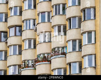 Neues, renoviertes altes kommunistisches Apartmentgebäude. Hässliches, traditionelles kommunistisches Wohnensemble Stockfoto