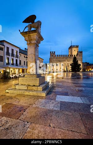 Schachplatz in Marostica: Das untere Schloss Scaliger und die Säule mit dem Löwen von San Marco. Provinz Vicenza, Veneto, Italien Stockfoto