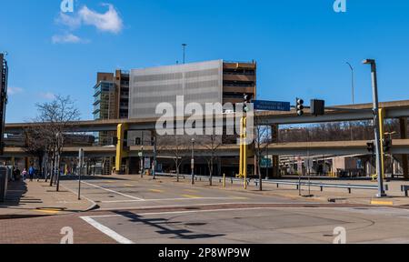 Ein Parkplatz und eine Garage auf der Nordseite in der Nähe des PNC Park, wo die Piraten in Pittsburgh, Pennsylvania, USA, spielen Stockfoto