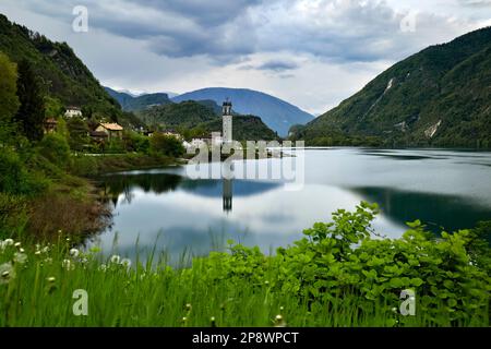 Der See von Corlo und der Glockenturm des Dorfes Rocca. Arsié, Provinz Belluno, Venetien, Italien. Stockfoto
