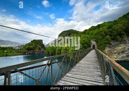 Die Vittoria-Brücke am See von Corlo. Arsié, Provinz Belluno, Venetien, Italien. Stockfoto