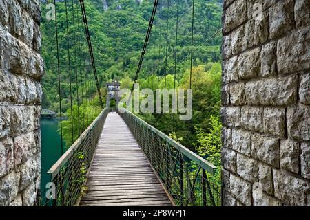 Die Vittoria-Brücke am See von Corlo. Arsié, Provinz Belluno, Venetien, Italien. Stockfoto