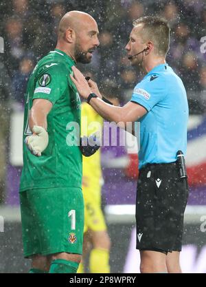 Anderlecht, Brüssel, Den 09. März 2023 Villarreals Torwart Pepe Reina und Ringrichter Bartosz Frankowski streiten während des Spiels zwischen der belgischen Fußballmannschaft RSC Anderlecht und der spanischen Fußballmannschaft Villarreal CF, dem ersten Teil der Runde 16 der UEFA Europa Conference League, in Anderlecht, Brüssel, Donnerstag, 09. März 2023. BELGA PHOTO VIRGINIE LEFOUR Stockfoto