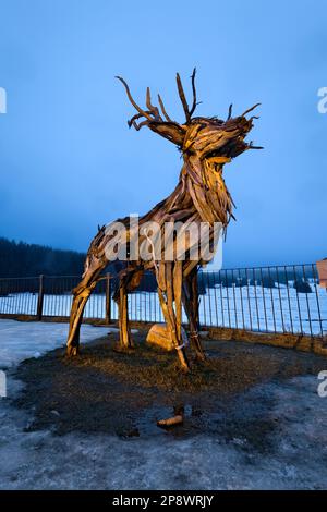 Das Hirsch von Vaia ist ein Landkunstwerk des Bildhauers Martalar. Millegrobbe, Lavarone, Alpe Cimbra, Trentino, Italien. Stockfoto