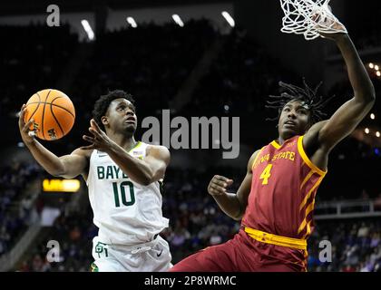 MÄRZ 09 2023: Baylor Guard Adam Flagler (10) schlägt gegen Iowa State Guard Demarion Watson (4) im Big 12 Championship Tournament im T-Mobile Center in Kansas City, Missouri. Jon Robichaud/CSM. Stockfoto