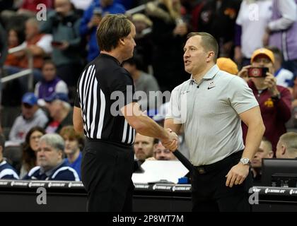 MÄRZ 09 2023: Iowa State Coach T.J. Otzelberger und Schiedsrichter John Higgins treffen sich kurz vor dem ersten Tipp beim Big 12 Championship Tournament im T-Mobile Center in Kansas City, Missouri. Jon Robichaud/CSM. Stockfoto