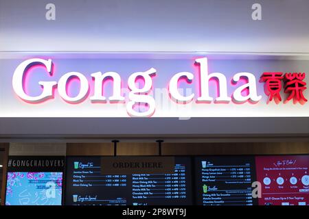 Ikebukuro, Tokio - 8. September 2019: Beliebter asiatischer Gong Cha-Milchtee mit Schild und Logo. Stockfoto