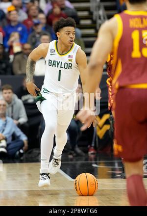 MÄRZ 09 2023: Baylor-Wachmann Keyonte George (1) gewinnt beim Big 12 Championship Tournament im T-Mobile Center in Kansas City, Missouri, den Ball. Jon Robichaud/CSM. Stockfoto