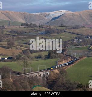 Mit den Howgills hinter einem Avanti West Coast Alstom Pendolino Zug überquerte das Docker Viadukt an der Westküste in der Landschaft von Cumbrien Stockfoto