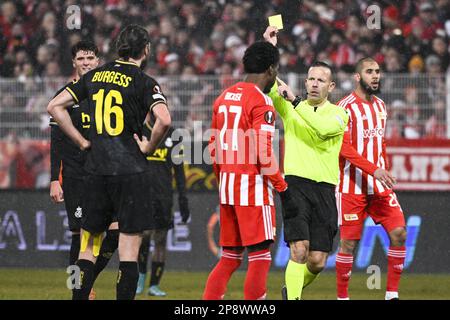 Berlin, Deutschland, 09. März 2023, Union Christian Burgess erhält eine gelbe Karte vom Schiedsrichter Orel Grinfeld während eines Fußballspiels zwischen der Deutschen Union Berlin und der belgischen Royale Union Saint-Gilloise, Donnerstag, 09. März 2023 in Berlin, Deutschland, dem ersten Teil der Runde 16 der UEFA Europa League. BELGA FOTO LAURIE DIEFFEMBACQ Stockfoto