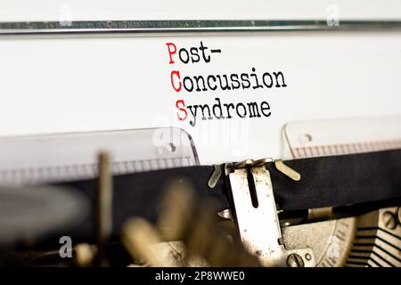 PCS-Postconcussion-Syndrom-Symbol. Konzeptbegriffe PC post-concussion syndrome getippt auf Retro-Schreibmaschine auf wunderschönem weißem Papierhintergrund. Medizinisch Stockfoto