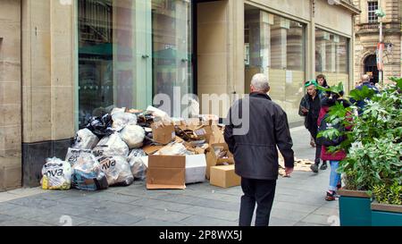 Unmengen von nicht gesammeltem Müll auf dem Royal Bank Place in einer eleganten Meile abseits der buchanan Street Stockfoto