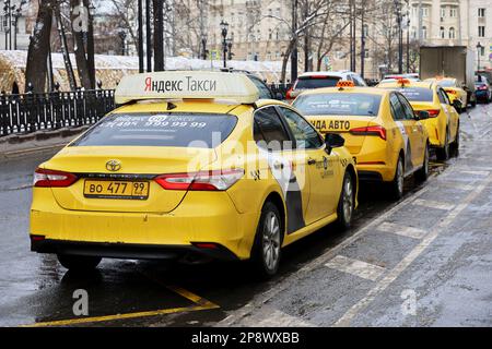 Gelbe Taxiwagen in Folge auf einer Straße im Frühling Stockfoto