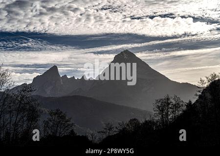 Riesige Bergkette, Wald und Wiesen der deutschen Alpen Stockfoto