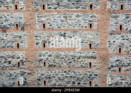 Detalle de un antiguo muro mittelalterliches hecho con piedras, ladrillos y otros materiales, textura Stockfoto