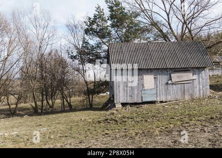 Ein Holzschuppen auf einem Hügel Stockfoto