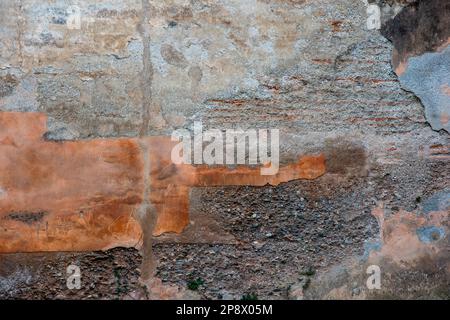 Detalle de un antiguo muro mittelalterliches hecho con piedras, ladrillos y otros materiales, textura Stockfoto