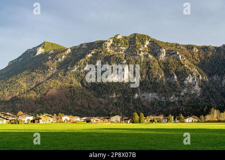 Riesige Bergkette, Wald und Wiesen der deutschen Alpen Stockfoto