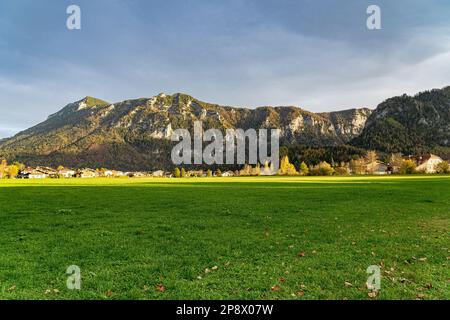 Riesige Bergkette, Wald und Wiesen der deutschen Alpen Stockfoto