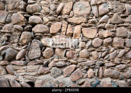 Detalle de un antiguo muro mittelalterliches hecho con piedras, ladrillos y otros materiales, textura Stockfoto