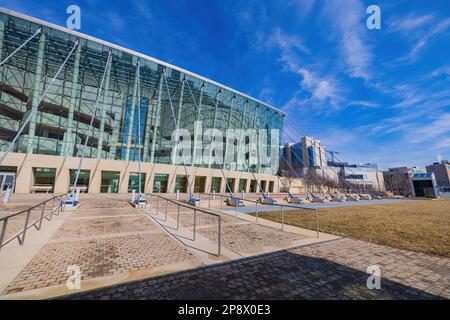 Missouri, FEBRUAR 25 2023 - sonniger Blick auf das Kauffman Center for the Performing Arts Stockfoto