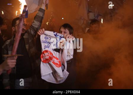 Tel Aviv, Israel. 09. März 2023. Ein israelischer Demonstrante beteiligt sich an einem Protest gegen die israelische Regierung. Kredit: Ilia Yefimovich/dpa/Alamy Live News Stockfoto