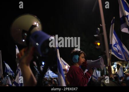 Tel Aviv, Israel. 09. März 2023. Ein israelischer Demonstrante beteiligt sich an einem Protest gegen die israelische Regierung. Kredit: Ilia Yefimovich/dpa/Alamy Live News Stockfoto