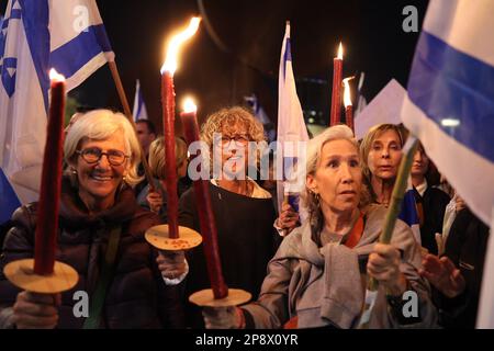 Tel Aviv, Israel. 09. März 2023. Israelische Demonstranten beteiligen sich an einem Protest gegen die israelische Regierung. Kredit: Ilia Yefimovich/dpa/Alamy Live News Stockfoto