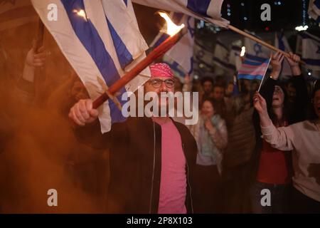 Tel Aviv, Israel. 09. März 2023. Ein israelischer Demonstrante beteiligt sich an einem Protest gegen die israelische Regierung. Kredit: Ilia Yefimovich/dpa/Alamy Live News Stockfoto