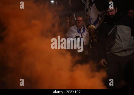 Tel Aviv, Israel. 09. März 2023. Israelische Demonstranten beteiligen sich an einem Protest gegen die israelische Regierung. Kredit: Ilia Yefimovich/dpa/Alamy Live News Stockfoto