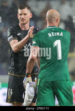Anderlecht, Brüssel, Den 09. März 2023 Jan Vertonghen von Anderlecht und Pepe Reina, Torwart von Villarreal, wurden nach dem Spiel der belgischen Fußballmannschaft RSC Anderlecht und der spanischen Fußballmannschaft Villarreal CF, dem ersten Teil der Runde 16 der UEFA Europa Conference League, in Anderlecht, Brüssel, am Donnerstag, den 09. März 2023, abgebildet. BELGA PHOTO VIRGINIE LEFOUR Stockfoto