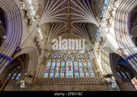 Exeter.Devon.Vereinigtes Königreich.Februar 19. 2023.Foto des Westfensters der Exeter-Kathedrale Stockfoto