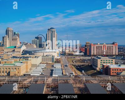 Missouri, FEBRUAR 23 2023 - Blick aus der Vogelperspektive auf die St. Louis City Cape vom Riesenrad Stockfoto