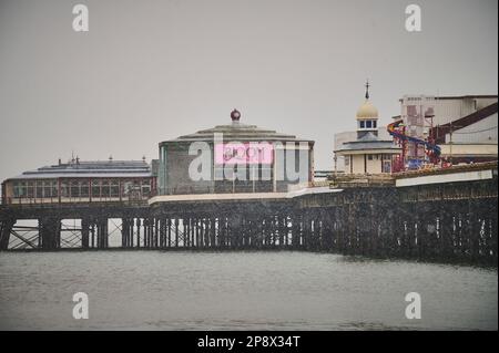 Winterschnee fällt auf einem leeren North Pier, Blackpool, am 9. März 2023 Stockfoto