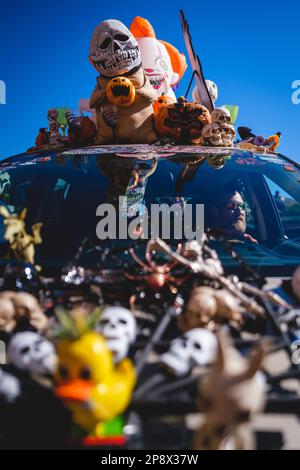 10 10 2022, Portsmouth, Maine, USA: Ein Mann sitzt in seinem Halloween-dekorierten Auto Stockfoto