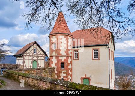 Historisches Kommandantenhaus und Turm von Schloss Dilsberg, Dilsberg, Neckargemund, Baden-Wurttemberg, Deutschland, Europa. Stockfoto