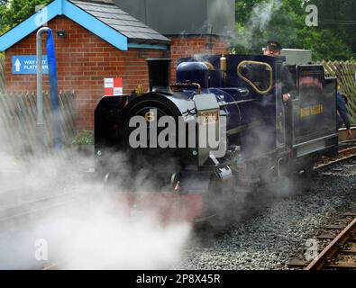 WROXHAM, NORFOLK, ENGLAND - 03. JULI 2021: Schmalspurbahn am Bahnhof Aylsham der Bure Valley Railway Norfolk. Stockfoto