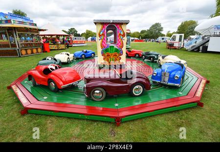 Kinderkreisverkehr mit klassischen Austin Tretwagen Stockfoto