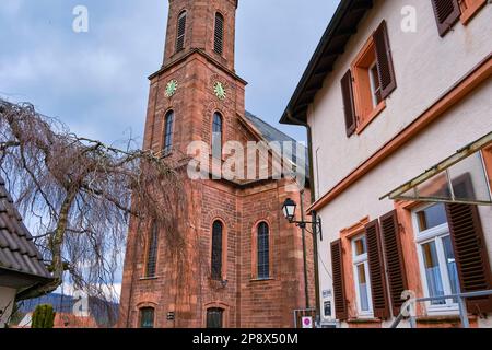 Die katholische Kirche St. Bartholomew, eine barocke Kirche des 18. Jahrhunderts in Dilsberg, Neckargemund, Baden-Württemberg, Deutschland, Europa. Stockfoto