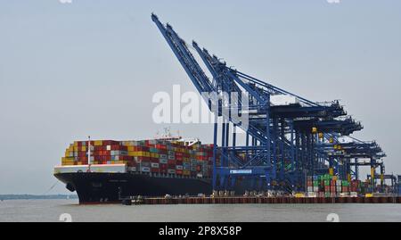 FELIXSTOWE, SUFFOLK, ENGLAND - 28. MAI 2021: Containerschiff Maersk Edirne wird im Hafen von Felixstowe verladen. Stockfoto