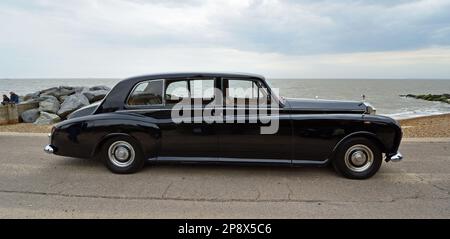 FELIXSTOWE, SUFFOLK, ENGLAND - 01. MAI 2022: Oldtimer Black Rolls Royce Motor Car parkt an der Seafront Promenade. Stockfoto