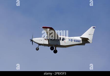 ICKWELL, BEDFORDSHIRE, ENGLAND - 07. AUGUST 2022: Gippsland GA-8TC Airvan im Flug Blue Sky. Stockfoto