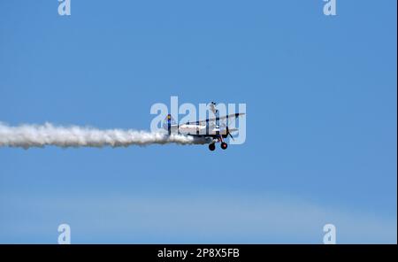 ICKWELL, BEDFORDSHIRE, ENGLAND - 07. AUGUST 2022: Aerosuperbatics Wing Walking Display-Team Flugzeug im Flug. Wing Walker. Stockfoto