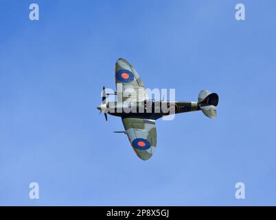 ICKWELL, BEDFORDSHIRE, ENGLAND - 07. AUGUST 2022: Oldtimer Supermarine Spitfire MK VC AR501 G-AWII im Flug. Stockfoto