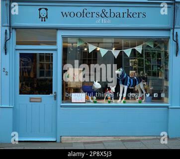 HOLT, NORFOLK, ENGLAND - 14. JULI 2022: Woofers und Barkers kaufen vor dem Laden Sachen für Hunde. Stockfoto