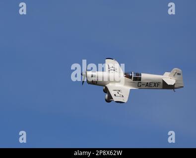 ICKWELL, BEDFORDSHIRE, ENGLAND - 07. AUGUST 2022: 1936 Percival Mew Gull G-AEXF im Flug mit blauem Himmel und Wolken. Stockfoto